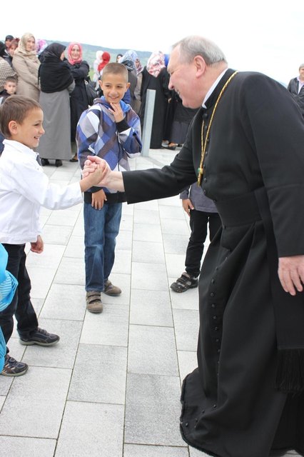 Propst Maximilian Fürnsinn begrüßt auch die ganz jungen Gäste persönlich.