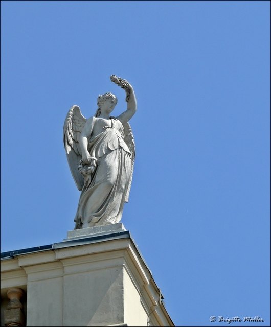 Statue am Gebäude des Musikvereins