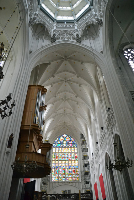 Seitenschiff mit Orgel