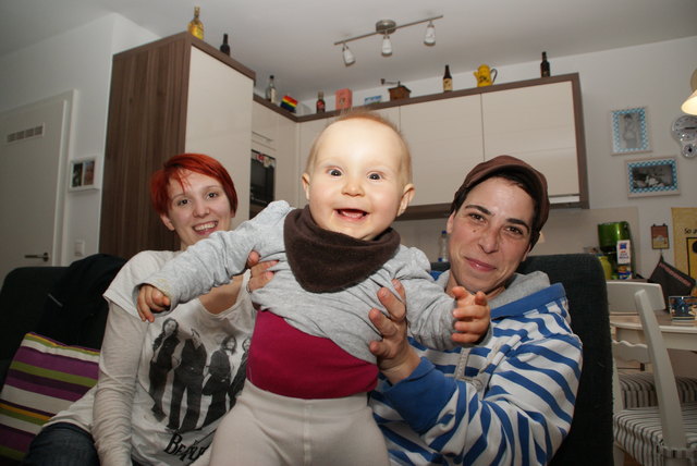 Berühmter Wien-Zuwachs: Christine Hödl mit Jacqueline (l.) und Baby Luzia.