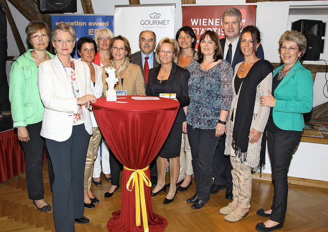 3. Platz ORG Krems
Dr. Christine Friedrich-Stiglmayr (Elternverein NÖ, Juryvertreter), Dr. Claudia Schmied (BM für Unterricht, Kunst und Kultur), Dipl. Päd. Andrea Wohlfahrt, Beate Raabe-Schasching (Vizepräs. LSR NÖ), Mag. Helga Brenner-Schürr, Dir. Mag. HR Oskar Fittum, Mag. Renate Kolm, Dipl. Päd. Sabine Brustbauer, Dipl. Päd. Michaela Braunschweig, LHStv. Dr. Sepp Leitner (Präs. Pro NÖ), Dipl. Päd. Petra Römisch, SL Dir. Dorret Stieglbrunner.