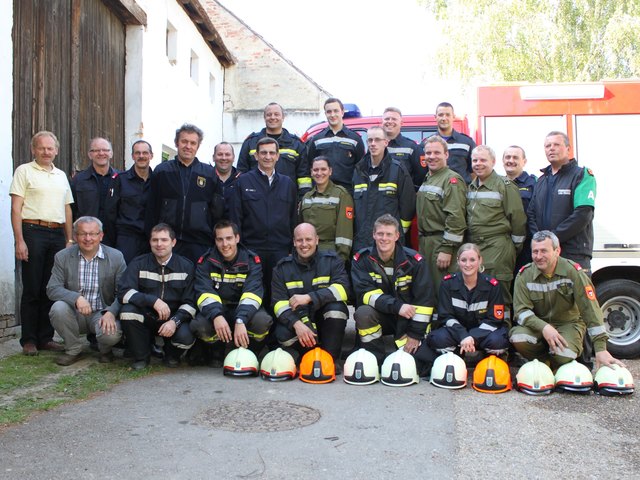 1. Reihe: Bgm. Leopold Muck, Kdt. Herbert Wolfram, Sebastian Zand, Jürgen Frühwirth, Georg Schild, Romana Pflügler, Michael Nekam
2. Reihe: GR Heinrich Neckam, UA-Kdt. Franz Fritz, Prüfer Leopold Popp, Abschnittsfeuerwehrkdt. Leopold Bernold, Hauptprüfer Leopold Fröschl, Bezirksfeuerwehrkdt. Karl Graf, Claudia Artner, Georg Öfferl jun., Andreas Bernscherer, Verwalter Josef Fischer, Prüfer Helmut Hartmann und Werner Schmid
3. Reihe: Leopold Frühwirth, Patrick Frühwirth, Andreas Sitsch, Patrick Guganeder