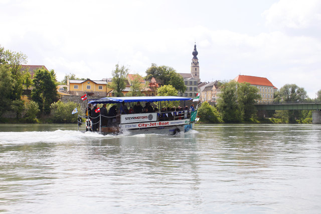 Eine besondere Aussicht auf Braunau können die Gäste bei der Schifffahrt auf dem Inn genießen.