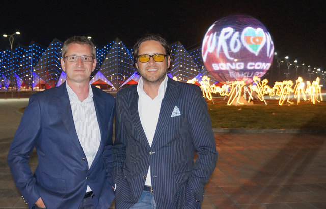 Markus Schernhuber, Geschäftsführer Multivision LED-Systeme (l.) und Robert Karrer, Geschäftsführer Blachere Illumination International vor der Baku Crystal Hall. | Foto: Blachere/Multivision