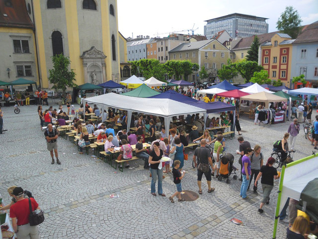 Aufklärung verbindet sich mit Feierlaune und Motivation beim „Fair Planet“-Straßenfest am Linzer Pfarrplatz. | Foto: privat