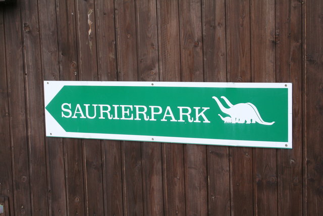 Ein Wegweiser aus besseren Tagen des "Saurierparks", als die Besucher noch autobusweise kamen.