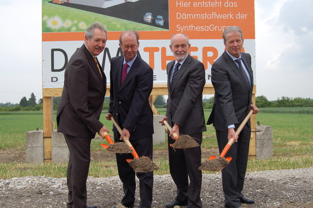 Spatenstich: Wirtschaftslandesrat Viktor Sigl, Synthesa-Gesellschafter Peter Meraviglia-Crivelli, Wilhelm Bergsleitner (Geschäftsleiter Synthesa) und Wirtschaftsminister Reinhold Mitterlehner.