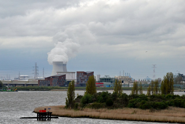 Industriehafen mit AKW