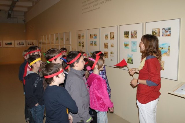 Kunstvermittlerin Sandlra mit Steiner Volksschulkindern im Karikaturmuseum.
