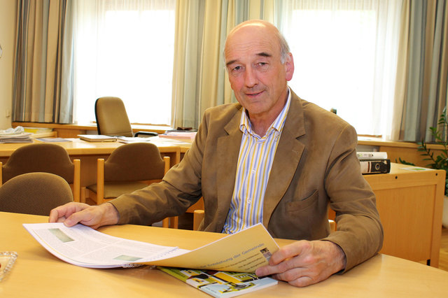 Bürgermeister Herbert Kumpfmüller mit einem Kapitel des Heimatbuches, das im Oktober erscheinen soll.