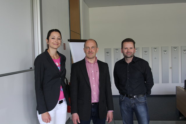 Begrüßung von Herrn Aki Tannila (mitte) durch Mag. Dr. Helmt Michl, Fachbereichskoordinator Wissenschaftliche und Quantitative Methoden, und Mag. Katharina Waltl, Internationalisierungsbeauftragte der Studienrichtung Rechnungswesen & Controlling der FH CAMPUS 02