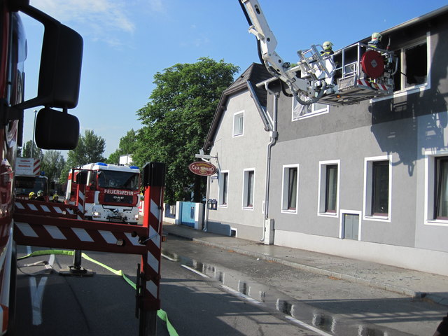Beim Eintreffen der Feuerwehr qualmte starker Rauch aus dem Fenster.