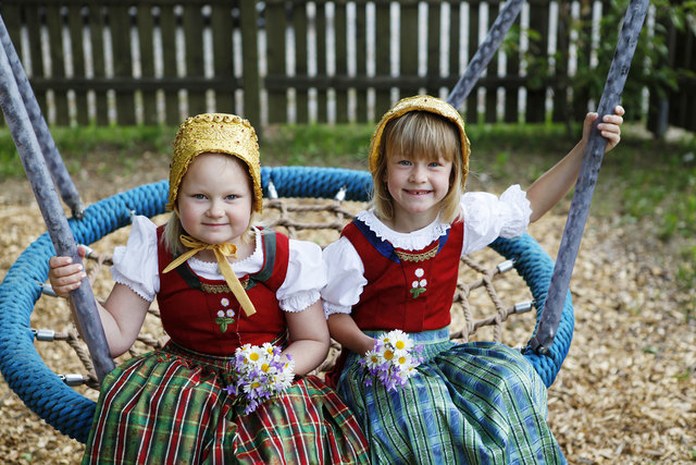 Die jüngsten Mitglieder der Goldhauben- und Kopftuchgruppe St. Thomas am Blasenstein, Anna und Christine, freuen sich schon auf das Jubiläum am 03.06.2012 mit Kameradschaftsbundfrühschoppen und Kinderprogramm