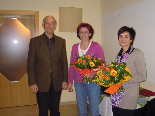 Bürgermeister Herbert Kumpfmüller, Anita Falkinger (r.) übernahm die Leitung der Gesunden Gemeinde von Martha Reiter.Foto: privat