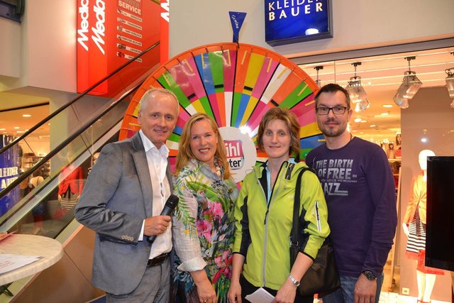 Andy Marek und Bürgermeisterin Inge Rinke mit zwei glücklichen von insgesamt 8 Gewinnern je eines Sony Full HD, LED von Media Markt.