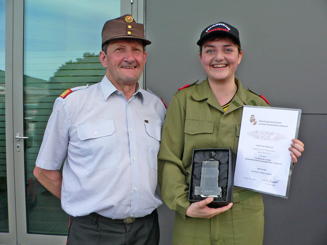 Bezirkskommandant Erich Nößlböck und die strahlende Anita Mitgutsch. | Foto: Alois Schneeberger