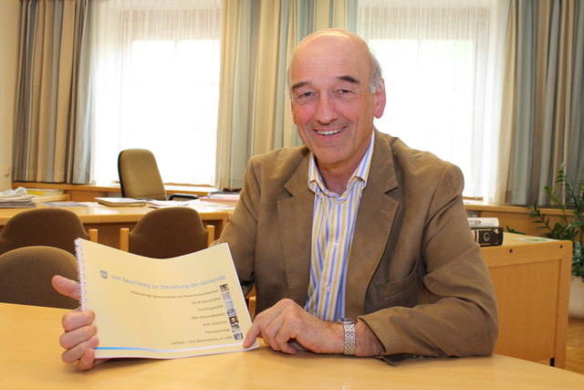 Bürgermeister Herbert Kumpfmüller mit einem Kapitel des Heimatbuches, das im Oktober erscheinen soll.