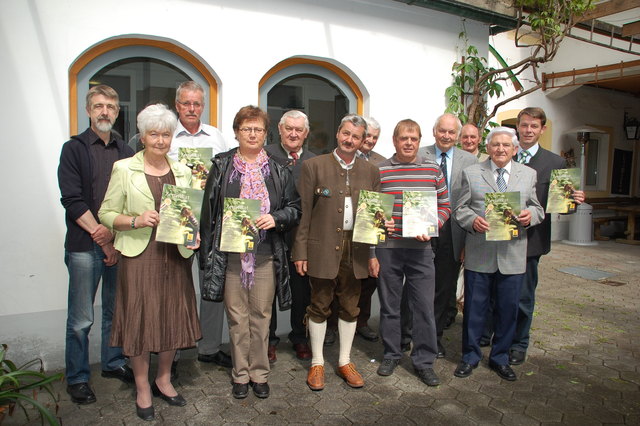 Obmann Manfred Mayr (3. v. l.) mit den Imkern und ihren Urkunden beim monatlichen Stammtisch im Gasthof Neuhauser.