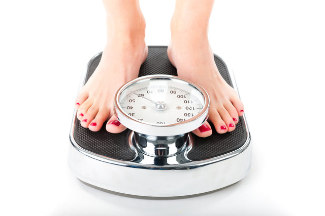 Frauen und Männer sagen den überflüssigen Kilos gemeinsam den Kampf an.