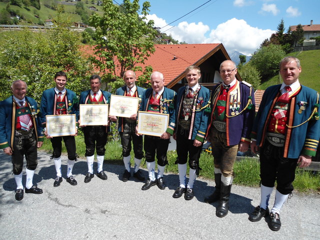 Die ausgezeichneten Mitglieder mit Bgm. Norbert Jordan, Bat.-Kdt. Anton Pertl und Hptm. Manfred Haselwanter | Foto: privat
