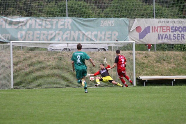 Julian Platter brachte den SV Zams (rotes Dress) gegen Wattens 1b in der 10. Minute früh in Führung.
