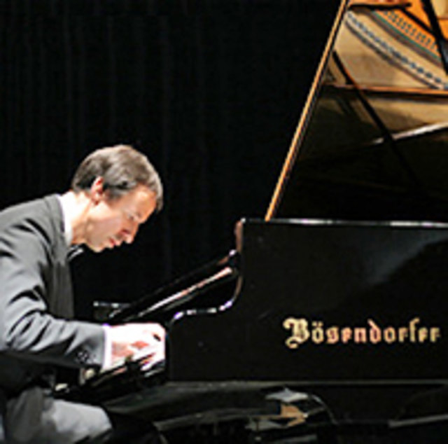 Michael Weingartmann spielt auf dem Klavier.