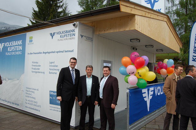 Vorstandsvors. W. Schauer, Bgm. H. Berger, Filiall. C. Schroll mit "Container-Bank".