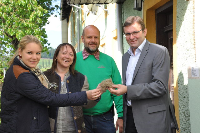 Naturbaustoffe sehen und fühlen: Landtagsabgeordnete Patricia Alber, Edith und Martin Scharinger (Naturbaustoffe Scharinger aus Sarleinsbach) und Landtagsabgeordneter Georg Ecker.