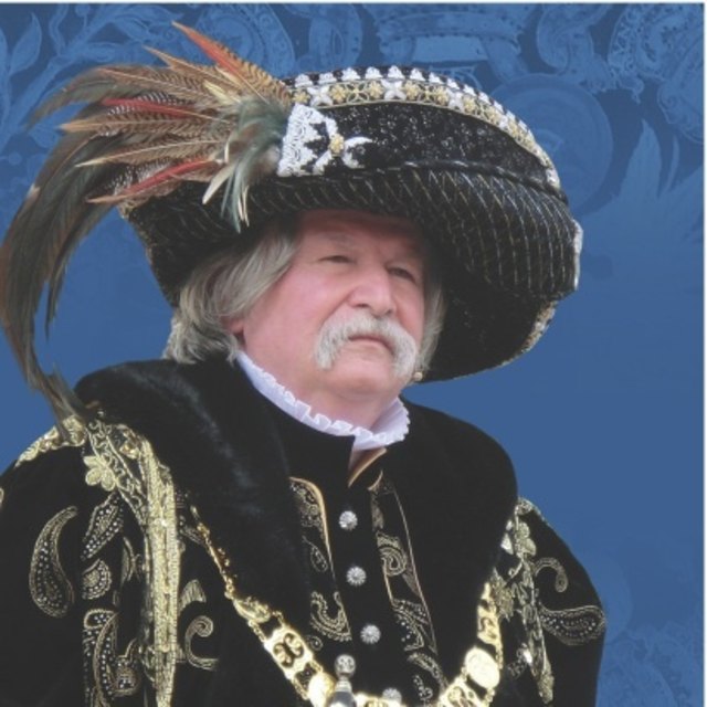 Edelleute aus der Renaissance und dem Mittelalter ziehen durch Reutte.
