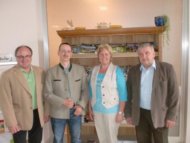 Von links nach rechts: BBK-Obmann Franz Karlhuber, Amtstierarzt Dr. Roland Pagl (2.v.li.), Vorsitzende des Bäuerinnenbeirates Sonja Kiniger, BBK-Sekretär Dipl.-Ing. Ferdinand Reinthaler