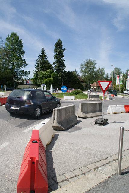 Mit der derzeitigen provisorischen Kreisverkehr-Lösung sind die Rieder SPÖ und FPÖ alles andere als zufrieden.