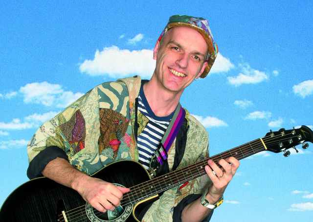 Wenn Bernhard Fibich mit seiner Gitarre aufspielt, singen alle mit.