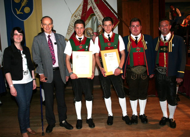2 "Goldene": Stefan und Matthias Peer mit Bezirksjugendref. Maria Halder, Bgm. Hubert Rauch, Ob. Christoph Juen und Kpm. Michael Hörtnagl.