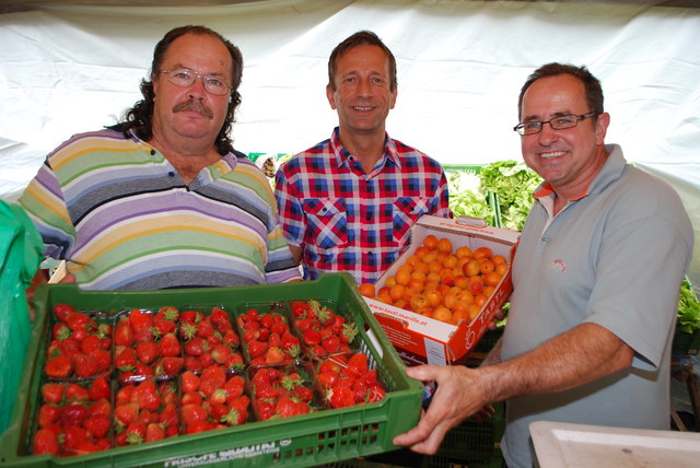 Der Wochenmarkt bietet regionales Obst und Gemüse zu günstigen Preisen.