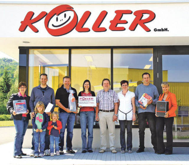 Gewinnübergabe bei der Tischlerei Koller in Mühldorf: Gerhard und Claudia Koller (5. und 6. v.l.) gratulierten den Gewinnern.