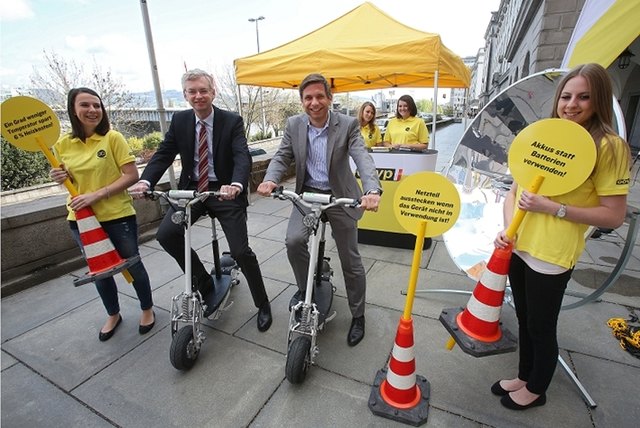 OÖVP-Landesgeschäftsführer Michael Strugl und Wolfgang Hattmannsdorfer (von links) auf Elektrorollern.