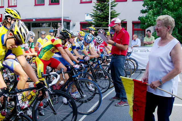 Ein Bild aus vergangenen Tagen: Die Obfrau des ARBÖ Radsportteams Ried, Maria Brand, eröffnet das Rieder Radrennen.