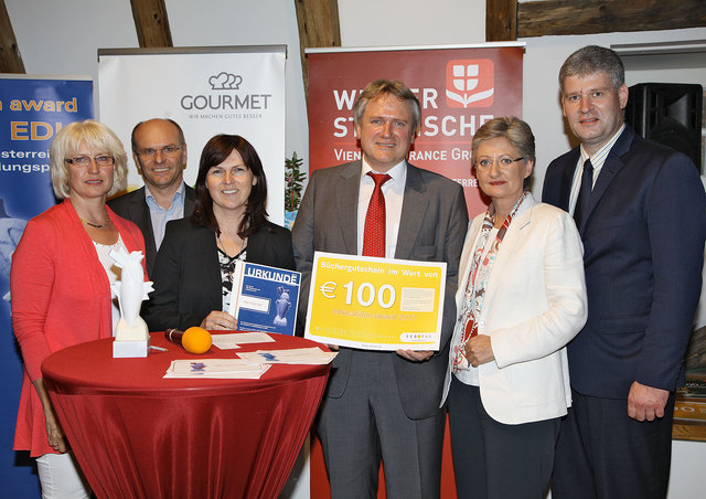 Platz zwei für ORG Wiener Neustadt: Beate Raabe-Schasching (Vizepräs. LSR NÖ), Günter Karner (AK NÖ, Juryvertreter), Mag. Karin Vogl, Dir. Mag. Herbert Jantscher, Dr. Claudia Schmied (BM für Unterricht, Kunst und Kultur), LHStv. Dr. Sepp Leitner (Präs. Pro NÖ).