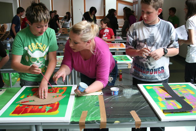 Kunstprojekt: Die SchülerInnen 2a Klasse der HS Pians mit Künstlerin Jasminka Zangerl zeigten ihr Talent. | Foto: Jehle