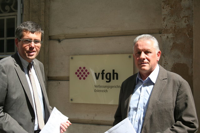 LAbg. Bürgermeister Martin Schuster (li.) und Bürgermeister Ing. Josef Graf bringen Klage gegen die Stadt Wien beim VfGH ein.