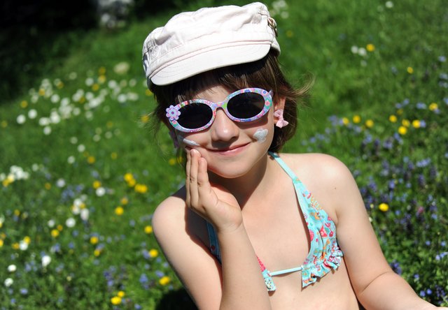Die Kinderhaut ist besonders sensibel und reagiert nicht nur auf die Sonne, sondern auch auf Sonnencremes empfindlich. | Foto: APA/dpa