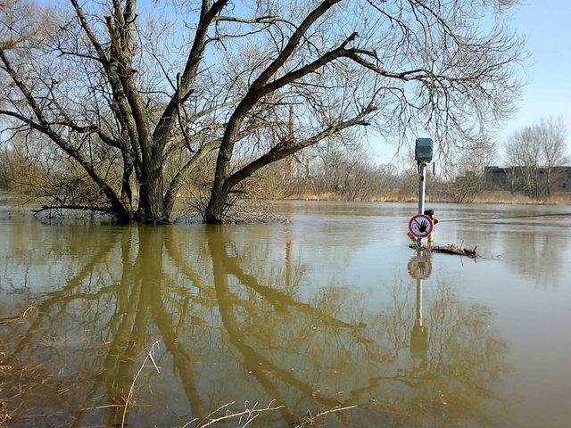 Die Straße von Angern in die Slowakei ertrinkt im Hochwasser. Eine Brücke ist seit Jahrzehnten Thema. | Foto: Jürgen Baumelt