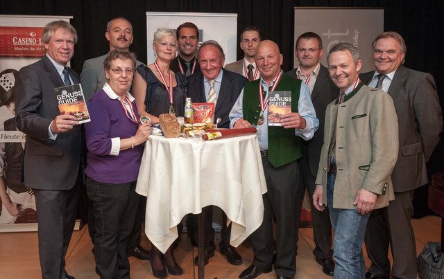 Top Geschäfte aus dem Genuss Guide: vlnr.: Mag. Willy Lehmann (Hrsg. Genuss Guide), Christa Helmlinger (Fleischwaren Zellinger), Ernst Eibensteiner (Cafe-Konditorei), Isabella Brunner (Eurospar Prauchner (NÖ), Florian Hütthaler (Hütthaler), Fritz Stifsohn (Hrsg. Genuss Guide), Roland Mayer (Conditorei Mayer), Erich Diechtl (Fleischerei Diechtl (ST), Stefan Lettner (Fleischhauerei Lettner), Georg Essig - (Essig´s), Dir. Josef Kneifl (Casino Linz);