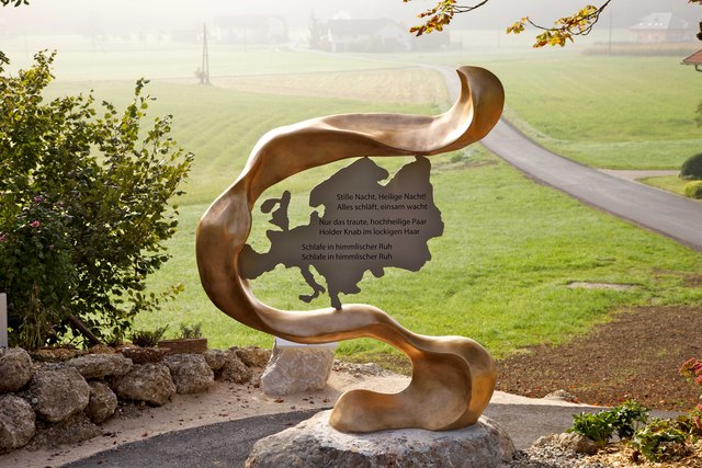 Am 3. Juni wird der Franz-Xaver-Gruber-Friedensweg in Hochburg eröffnet. Ein überdimensionaler
Engelsflügel für jeden der fünf Kontinente und Skulpturen von Gruber und Mohr sowie der Heiligen
Familie wurden dafür vom Bildhauer Hubert Flörl geschaffen. | Foto: Pressedienst Seelentium Werbeagentur Wolfgang Reindl