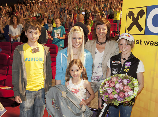 Theresa Ladner und Annalena Christein freuten sich über ihre tollen Preise. | Foto: Raiffeisen