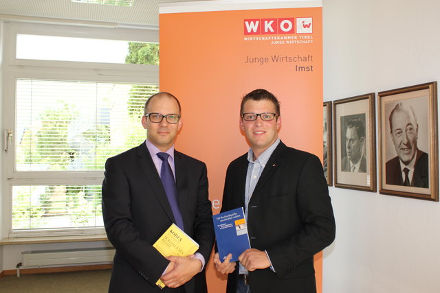 Notar Klaus Reisenberger mit Stefan Mair im Gespräch. | Foto: JW Imst