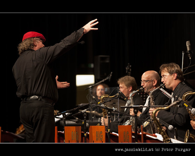 „Der mit dem Kapperl“, Mastermind Sigi Feigl, übernimmt die Leitung beim Big-Band-Jubiläumskonzert. | Foto: Peter Purgar