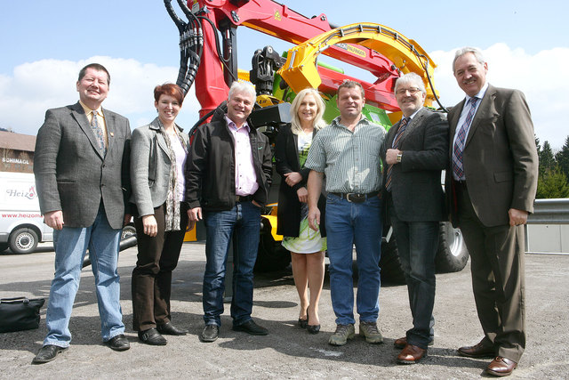 Bgm. Johannes Gaderer, LAbg. Michaela Langer-Weninger, Andreas Scherrer (GF Heizomat), BR Dr. Angelika Winzig, Martin Haas (GF Heizomat), LAbg. Anton Hüttmayr und Landesrat Viktor Sigl (von links) bei ihrem Besuch bei der Firma Heizomat in St. Lorenz.