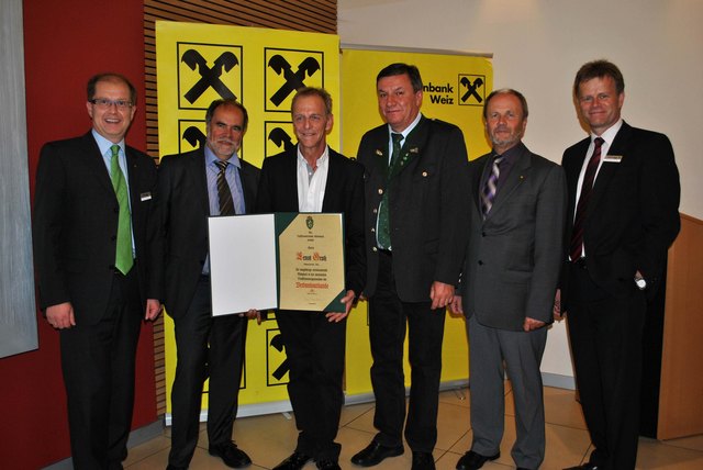 Dir. Dieter Zaunschirm mit Oberrevisor Gernot Siegl bei der Überreichung der Verbandsurkunde an Obm.-Stv. Ernst Groh. Weiters Obm. Bgm. Franz Rosenberger, Aufsichtsratsvorsitzender Dir. Josef Kleinhappl und GL Hannes Derler.