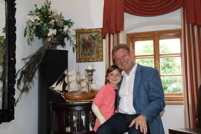 Johannes Neuhofer mit seinem Sohn Johannes. Das Schiff dient als Symbol: „Eine Veränderung ist nötig, sonst rasen wir mit voller Wucht gegen den Eisberg.“